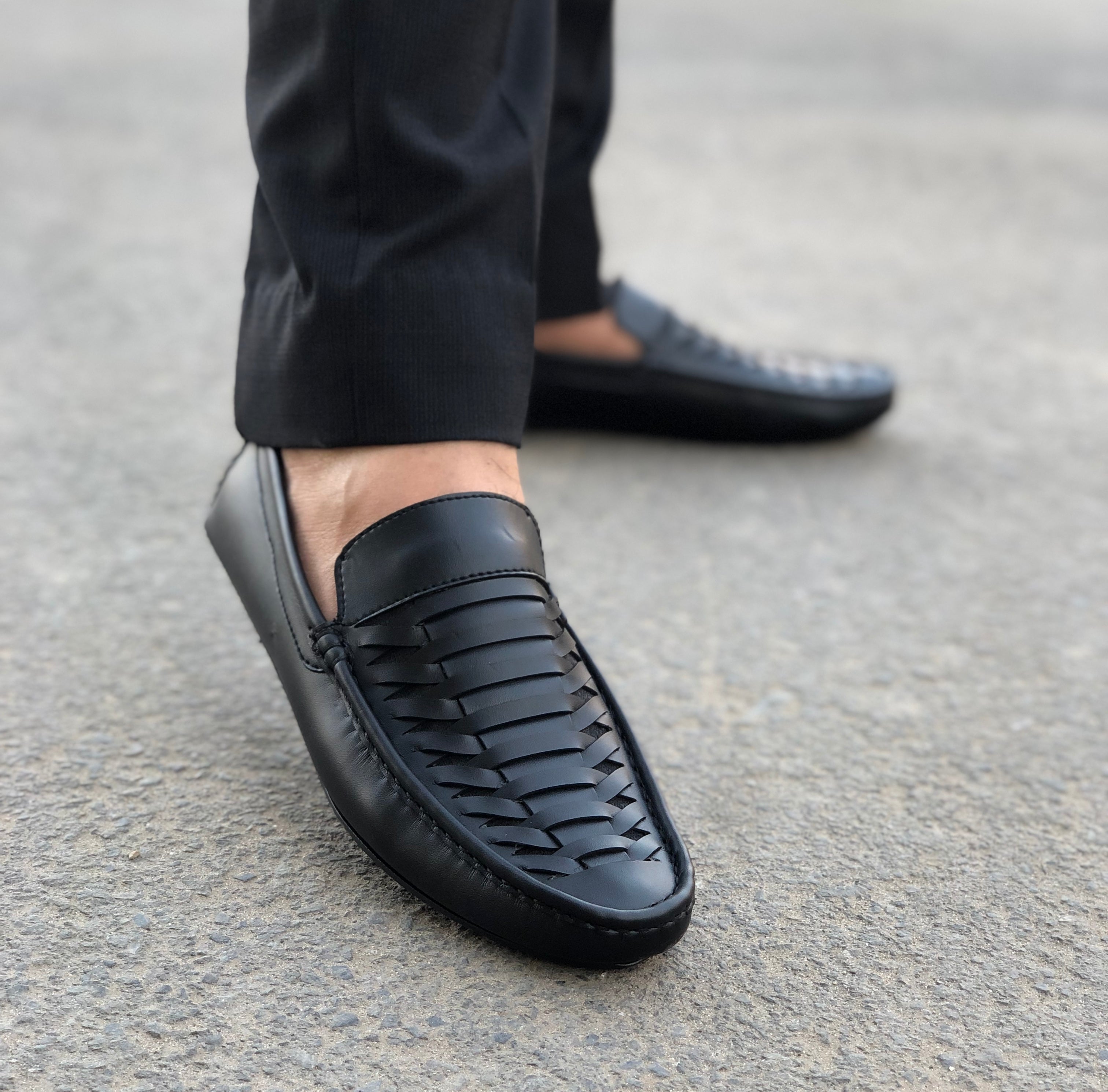 Hedgez Hand Stitch Crisscross Black Loafer-8032