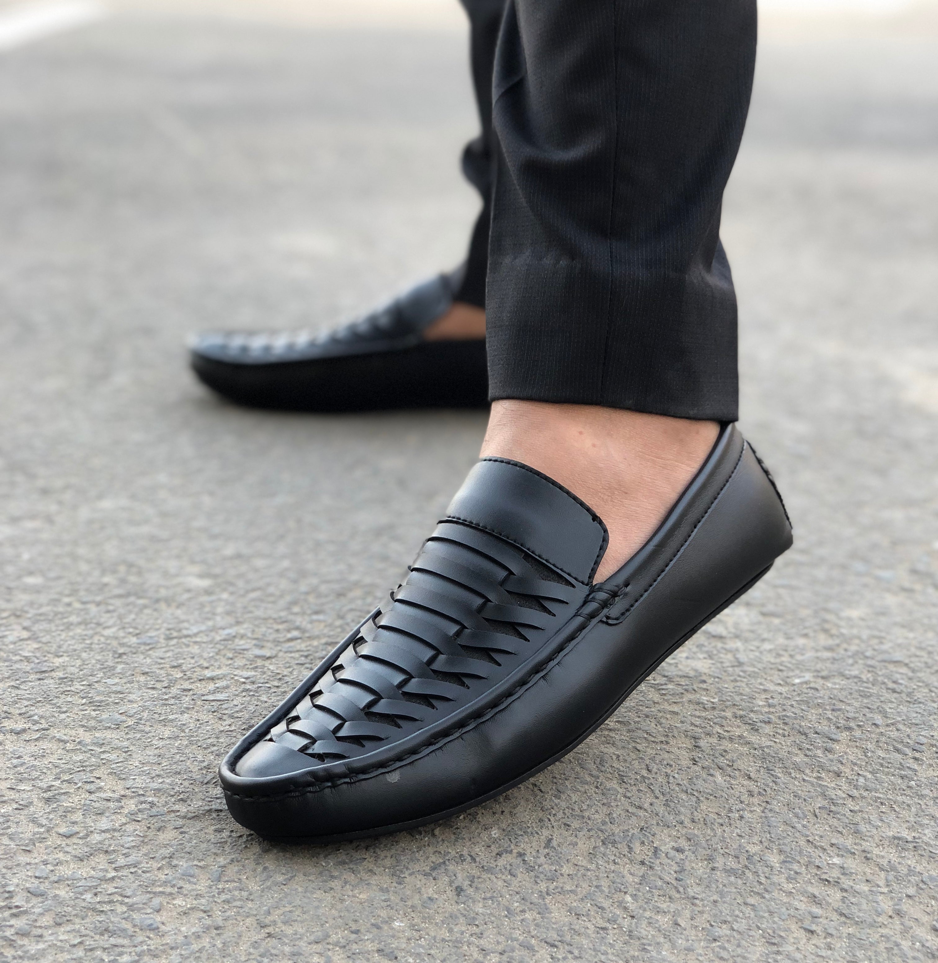 Hedgez Hand Stitch Crisscross Black Loafer-8032